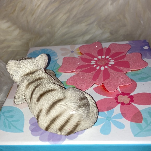 SANDICAST Vintage Sleeping White Tiger Cub Figurine - Picture 4 of 12